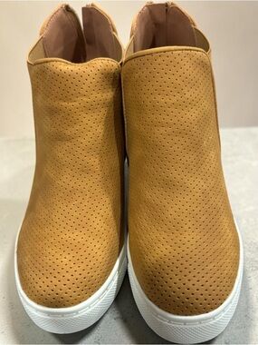 Women’s Aomo Love Size 6 Ankle Boots